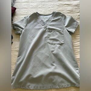 FIGS Catarina scrub top
Cement